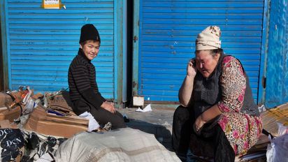 Ubaidullo Norisow (12, 6. Klasse) arbeitet auf dem Kelechek Markt in Bishkek. Mit seiner Mutter Farida Norisowaund Schwester Gulmairam (14) sammelt er jeden Tag Pappe und Papier auf dem Grossmarkt um das Familieneinkommen zu sichern. CPC unterstuetzt die Kinder damit sie trotzdem eine Ausbildung, genuegend Essen und medizinische Versorgung bekommen. (c) 2013 Kathrin Harms
