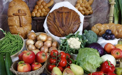 Erntedank Altar mit Brot und Obst und Gemüse