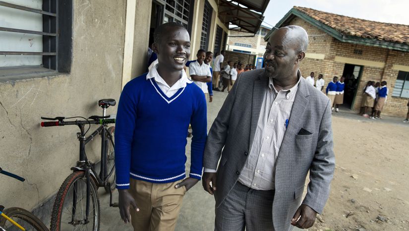 Dieudonné Tuyikunde mit dem Leiter von Trauma Help Rwanda Jamuel Muhayimana 