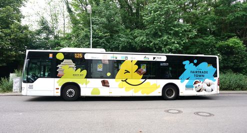 Linienbus mit Aufdruck von Fairtrade Town Saarbrücken