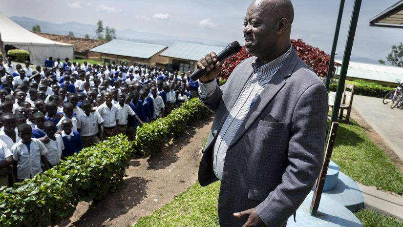 Der Leiter der Organisation Trauma Help Rwanda Jamuel Muhayimana spricht zu Schülerinnen und Schülern 
