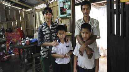 Duong Thanh Phong mit seiner Frau und den beiden Kindern in ihrem Haus