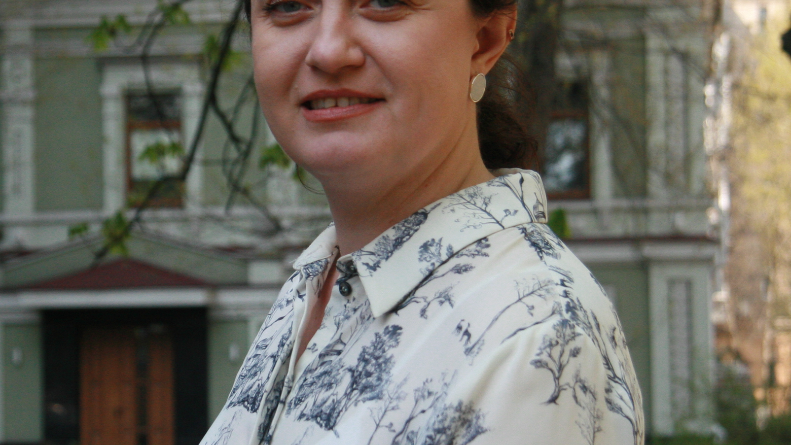 Das Bild zeigt die dunkelhaarige Olga Kalashnyk, Präsidentin von La Strada - Ukraine
