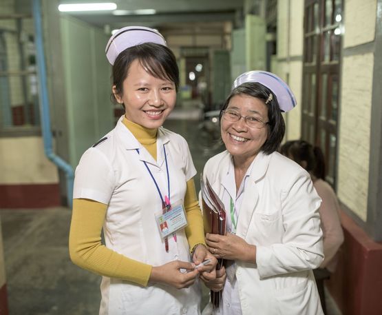 Oberschwester Htay Kyi mit junger Krankenschwester