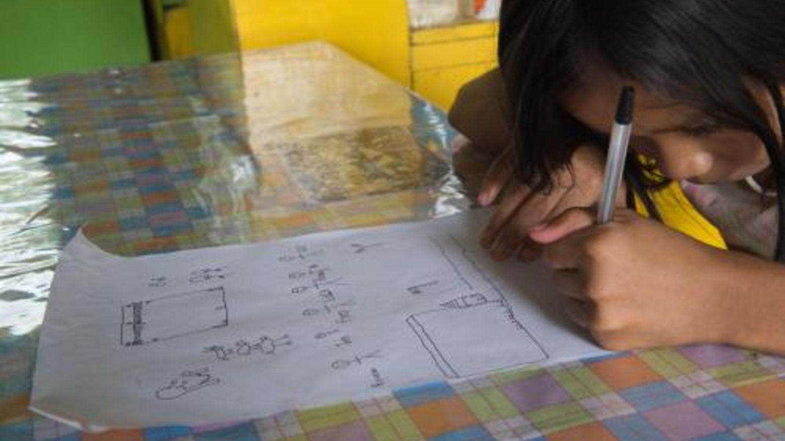 Rowena Pama (11) geht in die vierte Grundschulklasse. Jedoch nicht jeden Tag: Manchmal muss sie zu Hause bleiben, um ihrer Mutter zu helfen. Die Corona-Pandemie verhindert den Schulbesuch. Mädchen sind besonders betroffen. Das Foto zeigt Rowena beim Malen eines Bildes.