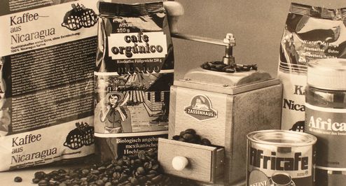 Schwarzweiß Aufnahme von Kaffeebohnen, Instantkaffee und einer Kaffeemühle