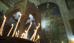 Kerzen von untern fotografiert, Kirchenmalerei im Hintergrund