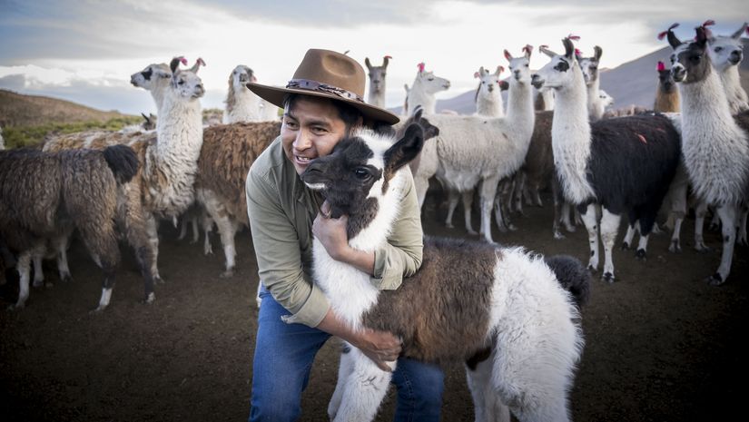 Edson Muraña mit den Lamas deiner Familie