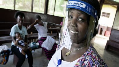 Krankenschwester der Mutter-Kind-Station mit Schutzschuld vor dem Gesicht, zur  Zeit der Corona Pandemie