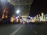 So auf dieser Straße zu stehen, kann man eigentlich nie. Die Rustaveli Avenue ist die Hauptader in Tiflis und nur selten für größere Events oder Demonstrationen gesperrt. In diesem Fall wurde nachts die ohnehin schon exzessive Weihnachtsbeleuchtung ergänzt.
