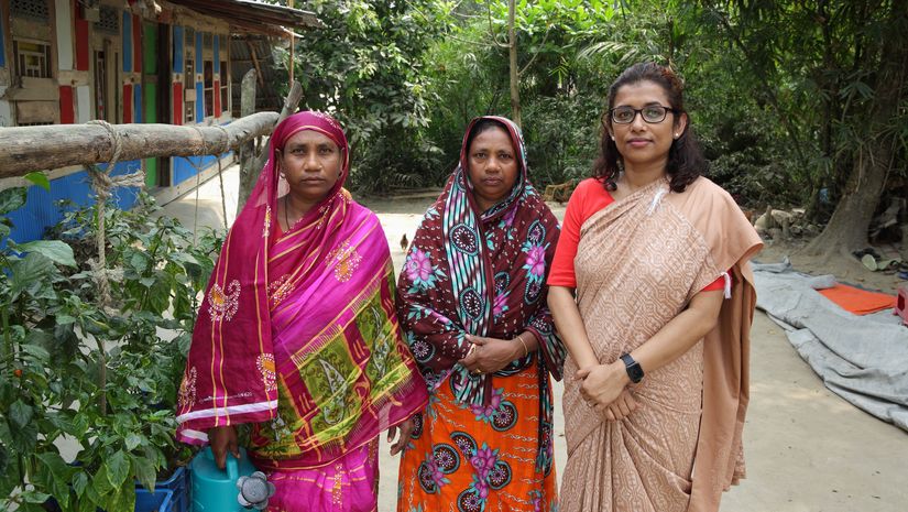 Aklima Begum mit CCDB-Direktorin Juliate Keya Malakar  und Beby Begum im hängenden Garten