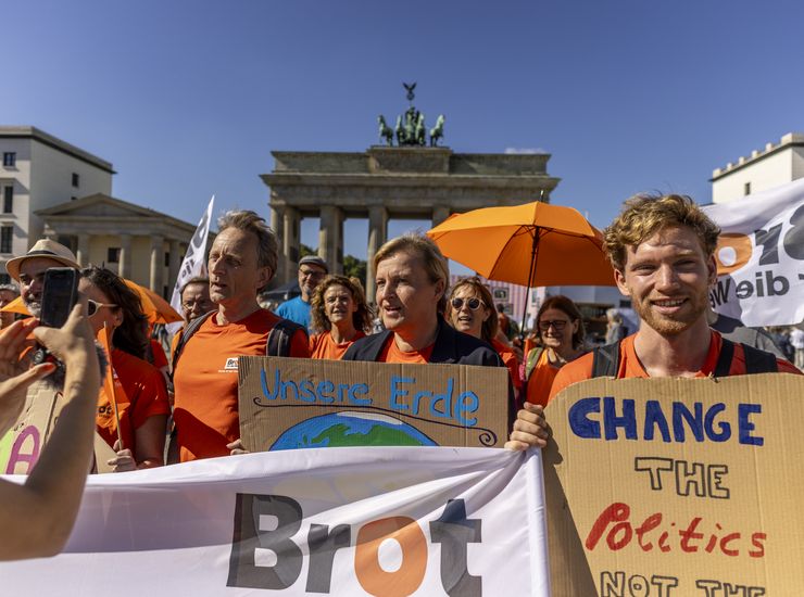 Brot für die Welt demonstriert beim Globalen Klimastreik unter dem Motto:
 #EndFossilFuels