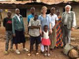 Hier sieht man ihn mit der Berliner Psychotherapeutin Corinna Kärnbach (blaue Bluse) in Bukavu