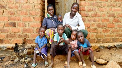 Familienfoto von Isaya Mwita, seiner Frau Grace und mit ihren fünf Kindern vor ihrem Haus