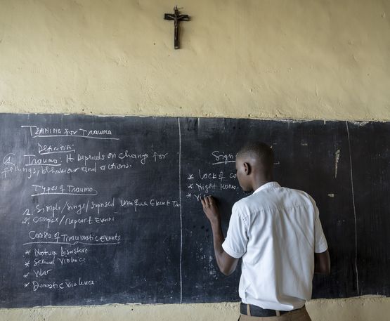 Im Schulzentrum "Groupe Scolaire Ruyenzi" hat die lokale NGO "Trauma Help Ruwanda" einen Anti-Trauma-Club gegründet. Das Training im Anti-Trauma-Club zur Selbsthilfe und Hilfe für die Mitglieder gehört zum festen Lehrplan. Geleitet wird die Trainingsstunde vom zwanzigjährigen Schüler Alphonse Havugimana. Projektpartner:  THR - Trauma Help Ruanda