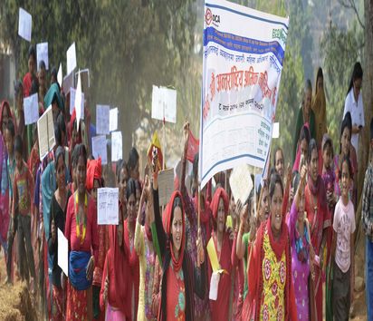 Frauen, die zusammen marschieren um den Internationalen Frauentag am 8. März 2016 zu feiern. In Dhawa, einem Dorf in dem Gorkha District von Nepal.Nach dem schweren Erdbeben am 25. April 2015 half die Diakonie Katastrophenhilfe zusammen mit nepalesischen Partnerorganisationen und Mitgliedern des weltweiten kirchlichen Netzwerks ACT Alliance den Menschen in Nepal mit Soforthilfe und Wiederaufbaumaßnahmen.