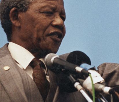 Nelson Mandela am Mikrofon