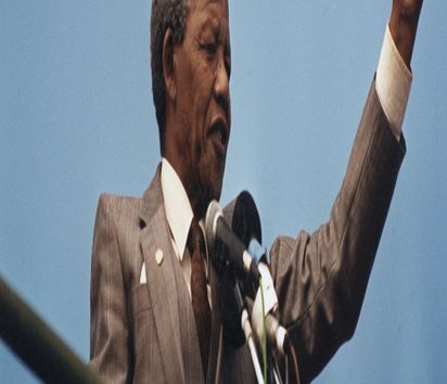Nelson Mandela am Mikrofon