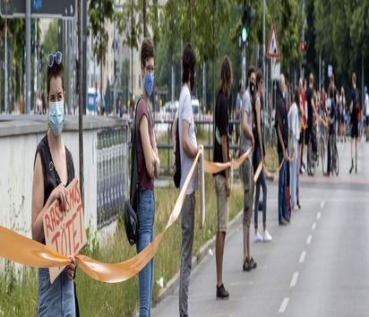 Demonstration vom Bündnis 'Unteilbar' mit einer Menschenkette gegen Rassismus und soziale Ungerechtigkeit vom Brandenburger Tor in Berlin-Mitte bis zum Hermannplatz in Berlin-Neukölln unter dem Motto 'SoGehtSolidarisch'. Berlin, 14.06.2020 || Nur für redaktionelle Verwendung