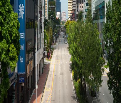 19.05.2020, Singapur, Republik Singapur, Asien - Leere Strassen und kaum Verkehr im Stadtzentrum entlang der New Bridge Road waehrend der Ausgangsbeschraenkung inmitten der Coronakrise (Covid-19). || Nur für redaktionelle Verwendung