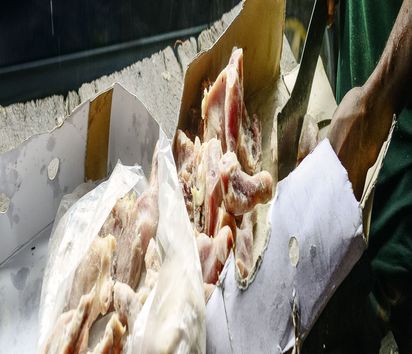 NIGERIA, Lagos, Frozen Food, Markt Ijora, Verkauf von illegal importiertem Huehnerfleisch aus der EU z.B. UK, das Fleisch wird aus Benin nach Nigeria geschmuggelt