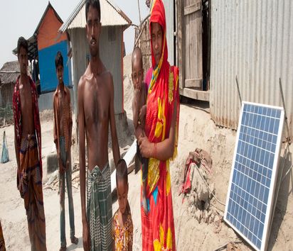 Familie vor ihrem Haus mit Solarzelle im Dorf Chakbara südlich von Khulna (Bangladesch) am 07.03.2012.