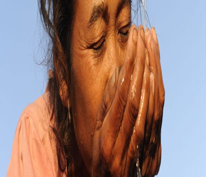 Dorfbewohnerin an ihrem Wasserhahn bzw. Wasserstelle.In der Provinz Oudomxay im Norden von Laos haben viele Familien nur eingeschränkten Zugang zu sauberem Wasser. Meist nutzen sie verunreinigtes Brunnen- bzw. Flusswasser; Durchfälle und andere Krankheiten sind die Folge. CDEA hilft in drei Dörfern bei der Installation von Wasserversorgungssystemen und schult die Bewohner in ihrer Handhabung und Wartung. Asien; Südostasien; Laos; Demokratische Volksrepublik LaosCDEA; Community Development and Environment