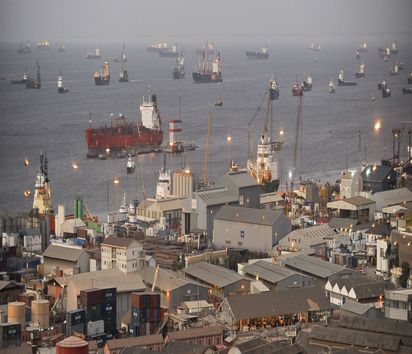 ANGOLA, Luanda. Reede und Hafen von Luanda am Abend, Öltanks der staatlichen Ölgesellschaft Sonangol - Africa, ANGOLA, Luanda by night, harbour and anchorage, in front oil tanks of Sonangol, the national oil company. In Angola herrschte von 1975 bis 2002 ein blutiger Bürgerkrieg. Seine Folgen sind noch immer spürbar. In der Provinz Kwanza-Sul ist die Infrastruktur desolat, die Kindersterblichkeit hoch, viele Menschen haben nicht genug zu essen.  ACM-KS