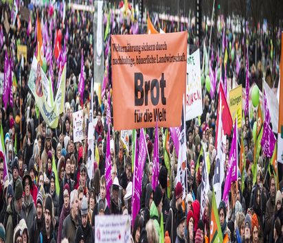 DEU, Deutschland, Berlin, 16.01.2016:  Brot für die Welt nimmt teil an der Demonstration unter dem Motto: „Wir haben es satt“ Die Demonstranten fordern: Stoppt Tierfabriken, Gentechnik und TTIP! Für die Agrarwende!(Hermann Bredehorst/Brot für die Welt)