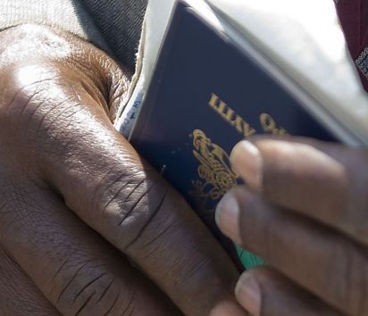 Reisepasse in der Hand