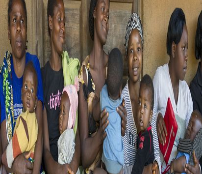Frauen warten mit ihren Kindern auf eine Behandlung im "Boh Primary Health Care Center". Bis zur Mittagszeit haben vier medizinisch geschulte Pflegekraefte des Gesundheitszentrum rund 60 Kleinkinder gewogen und geimpft. Die Organisation CBCHS setzt sich fuer eine bessere Versorgung von Kindern und jungen Muettern ein. Dafuer werden ueberall im Land Gesundheitszentren errichtet. Projekt: Cameroon Baptist Convention Health Services (CBCHS)