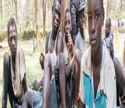 Das UCDP kümmert sich mit seiner mobilen Jugendhilfe um Strassenkinder in Kenias drittgrößter Stadt Kisumu.Viele Straßenkinder treffen sich im zentral gelegenen Kenyatta Sports Ground. Kevin Otieno, hat  sich Schnittwunden an der Hand und am Kopf zugezogen.Albert Wafula. -Projektpartner Uhuru Community Development Project (UCDP)