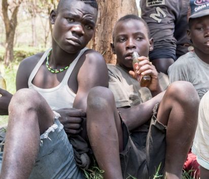Das UCDP kümmert sich mit seiner mobilen Jugendhilfe um Strassenkinder in Kenias drittgrößter Stadt Kisumu.Viele Straßenkinder treffen sich im zentral gelegenen Kenyatta Sports Ground. Kevin Otieno, hat  sich Schnittwunden an der Hand und am Kopf zugezogen.Albert Wafula. -Projektpartner Uhuru Community Development Project (UCDP)