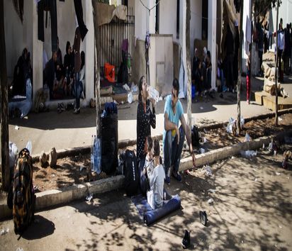GRC, Griechenland, Chios, 30.09.2015: Flüchtlinge  aus Syrien lagern an der Friedhofsmauer die das  Flüchtlingslager Mersinidi,  8 km Nördlich von Chios town  vom dortigen Friedhof trennt.  Der Leiter der Diakonie Katastrophenhilfe, Martin Kessler ist auf einem Kurzbesuch auf der Insel Chios um sich ein Bild der Lage der dort ankommenden Flüchtlinge zu machen und um Mitarbeiter von Parteiorganisationen zu treffen. Chios ist nur 7 km von der Türkischen Küste entfernt und jeden Tag erreichen Schlauchboote die Insel. Nach Zählung der lokalen Polizei allein allein im September 2015 über 14.000.(Hermann Bredehorst/ Diakonie Katastrophenhilfe)