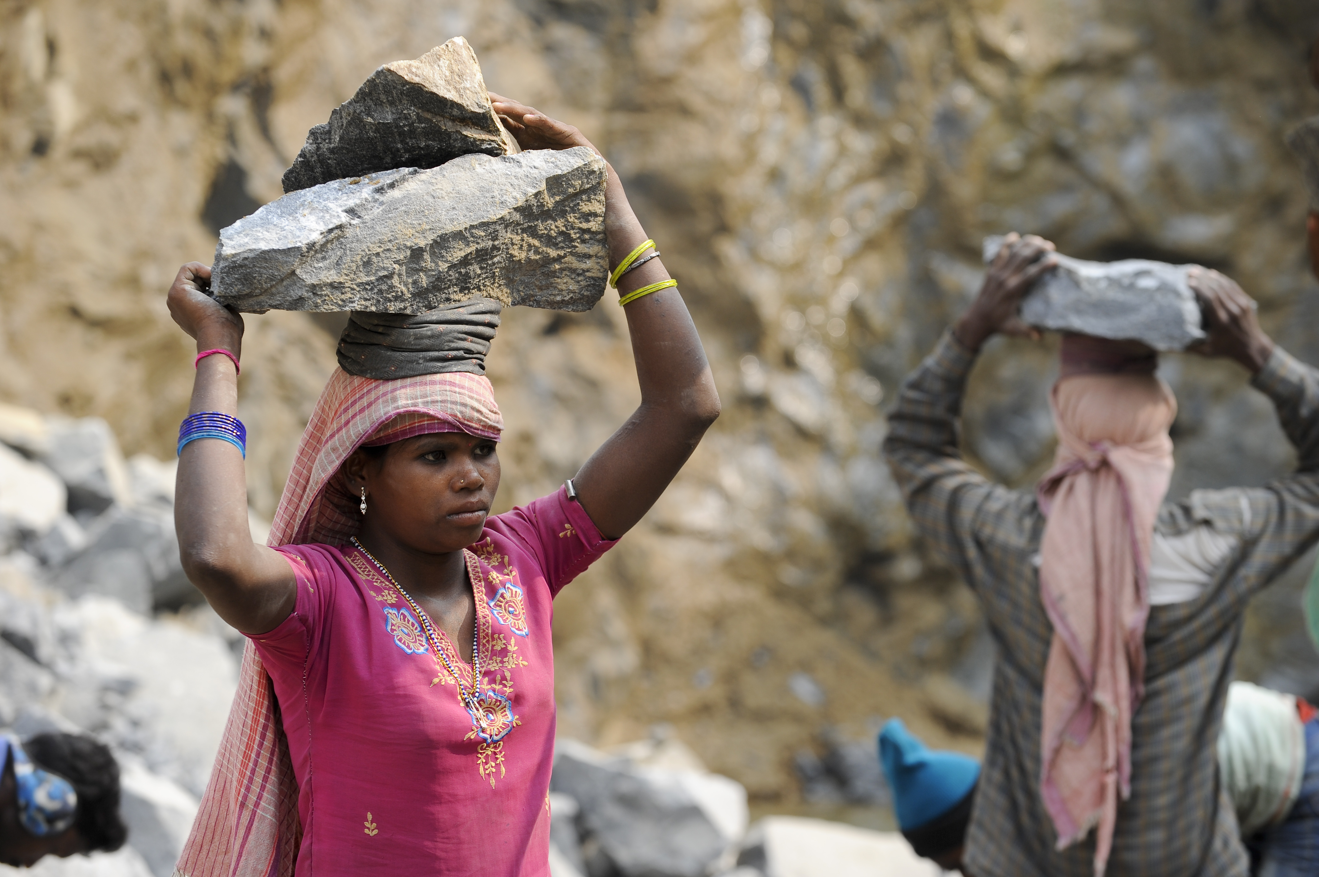 Menschen der untersten Kasten in Indien arbeiten in einem Steinbruch