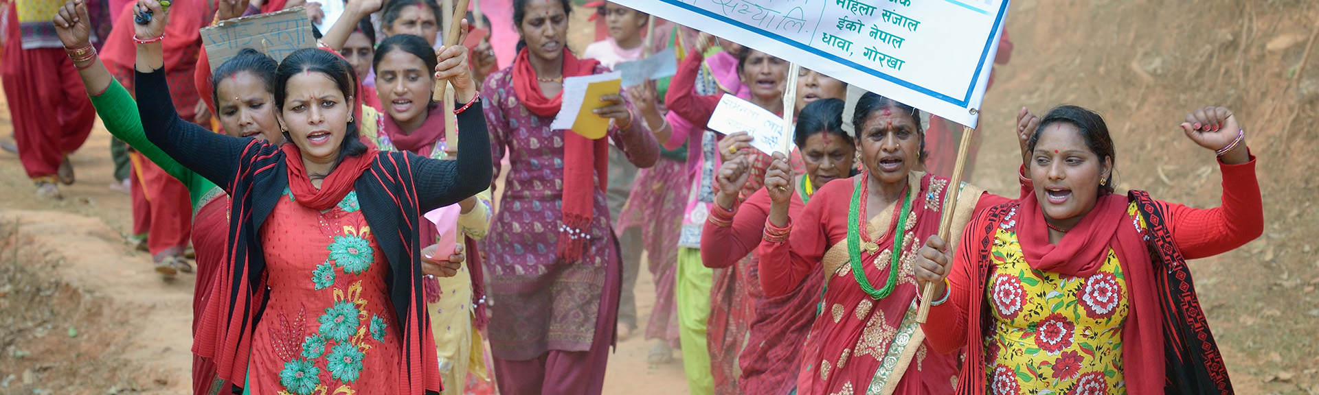Frauen, die zusammen marschieren um den Internationalen Frauentag am 8. März 2016 zu feiern. In Dhawa, einem Dorf in dem Gorkha District von Nepal.Nach dem schweren Erdbeben am 25. April 2015 half die Diakonie Katastrophenhilfe zusammen mit nepalesischen Partnerorganisationen und Mitgliedern des weltweiten kirchlichen Netzwerks ACT Alliance den Menschen in Nepal mit Soforthilfe und Wiederaufbaumaßnahmen.