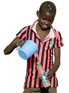 Junge mit Wasserflasche