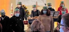 Die Pfeddersheimer Konfis bringen Brote und Pizza in den Gottesdienst
