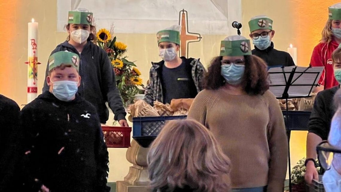 Die Pfeddersheimer Konfis bringen Brote und Pizza in den Gottesdienst