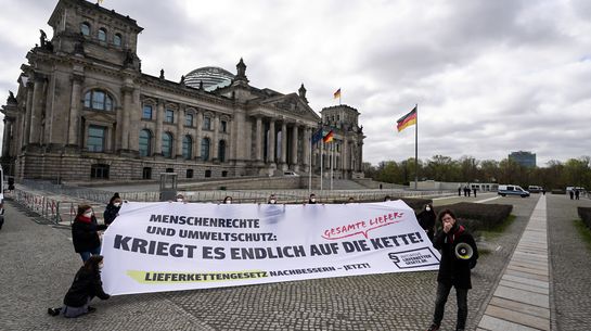 Protestaktion der Initiative Lieferkettengesetz vor dem Reichstagsgebäude