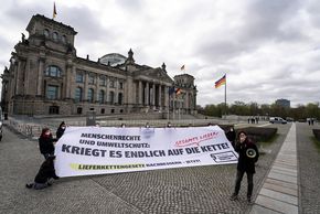 Protestaktion der Initiative Lieferkettengesetz vor dem Reichstagsgebäude