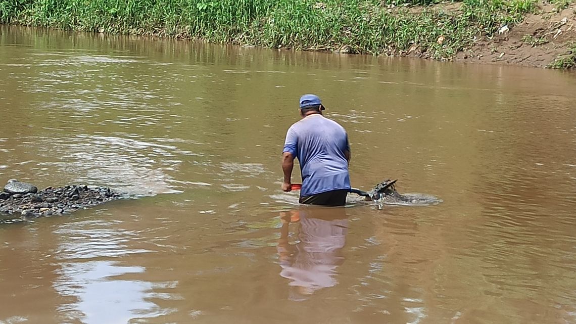 Einige Anwohner des Sensunapan leben davon, Sand und Geröll aus dem Fluss zu verkaufen.