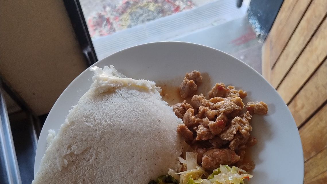 Mein typisches Mittagessen (Nshima mit Soja Chunks und Gemüse)