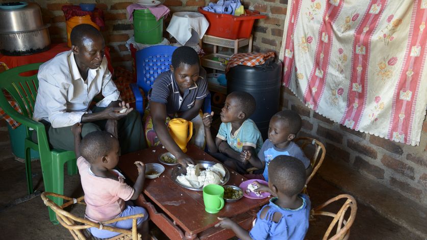TANSANIA, Tarime Distrikt, MFEC - Mogabiri Farm Extension Centre,  Dorf Kewamaba, Hof von Isaya Mwita, 34 Jahre, und seiner Frau Grace, 23 Jahre, im Bild Isaya und Grace mit Kindern beim Mittagessen