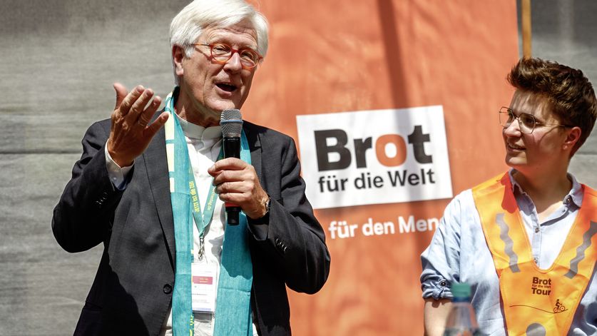 Talk-Runde auf der Bühne auf dem Lorenz Platz in Nürnberg nach der Ankunft der Teilnehmer bei der „Brot für die Welt“ Fahradtour von Erlangen nach Nürnberg beim Kirchentag 2023 Nürnberg. Redner auf dem Podium sind Heinrich Bedford-Strohm und Anna-Nicole Heinrich, Präses, EKD-Synode (r.).