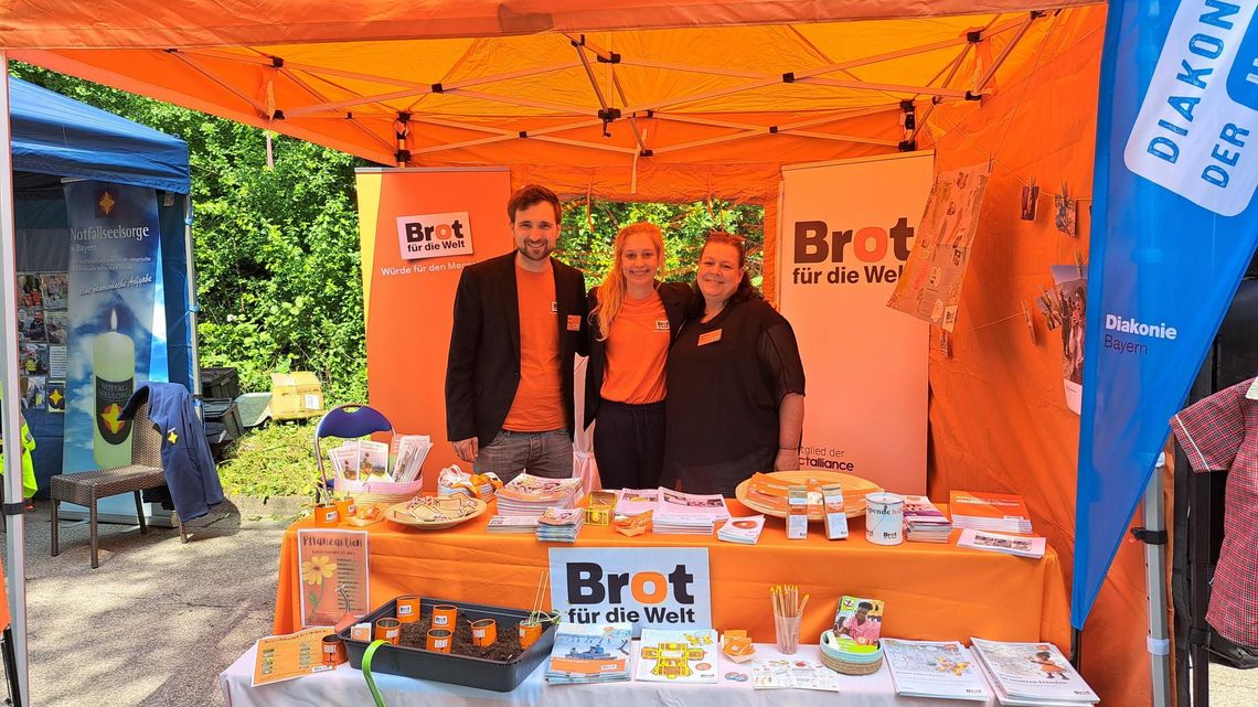 Florian Kruhme, Fenja Lüders und Bettina Götz, von der bayerischen Landesstelle von Brot für die Welt, begrüßten zahlreiche Gäste am Stand.