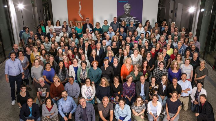 Gruppenfoto der Mitarbeitenden des EWDE (Evangelisches Werk für Diakonie und Entwicklung)