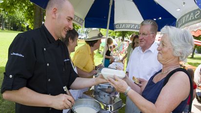 Europa, Deutschland, Baden-Wuerttemberg, Schoenaich, Kultur, Kulturveranstaltung, Gaeste, Festteilnehmer, Kochen, Koch, Bekannt, Beruehmt, Renommiert, Kochshow, Essen, Speisen, Tafeln, Bewirten, Bedienen, Service, Verkoestigen, Abspeisen, Durchfuettern, Ernaehren, Ernaehrung, Kredenzen, Suppe, Suppenkueche, Speise, Geschirr, Tonschalen, Schalen, Suppenschalen, Freundlich