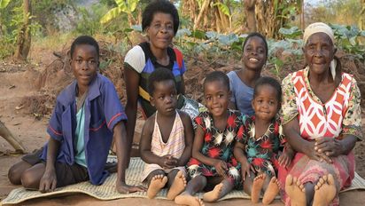 Familenfoto von Chimwemwe Gama mit ihren Geschwistern, ihrer Mutter und der Oma