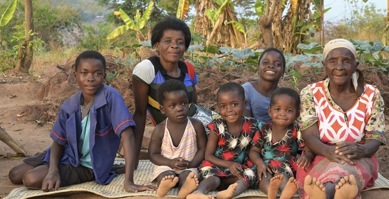 MALAWI, NGO Scope, Permakultur Projekt, Livingstonia, Mantchewe Dorf, zu hause bei Chimwemwe Gama, 13 Jahre, Mitglied des Permakultur Klub der Mantchewe Schule, Gruppenbild mit Mutter, Oma, Geschwistern